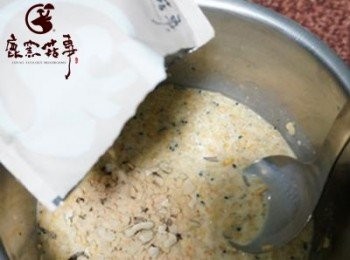 step3: 倒入起士蕈菇粥2包，用小火煮8分鐘。