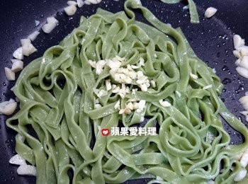 step5: 水份收乾時，打開鍋蓋，放入1/5蒜頭碎，灑鹽，淋一點橄欖油，拌勻，即可起鍋。