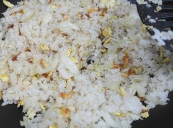 step5: 把剛剛炒好的櫻花蝦也倒下去一起炒~~ 接著灑上少許的鹽及黑胡椒調味即完成囉:)