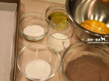 step2: 烤盤鋪上烘焙紙，材料秤好，低筋麵粉+可可粉混合過篩，開烤箱預熱至170度C。