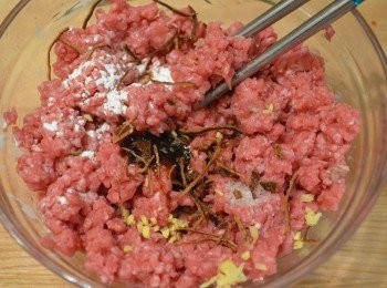 step2: 牛絞肉先加少許鹽、蛋白和水拌勻至黏性， 然後再加入餘下的醃料和陳皮絲續拌勻，並醃製1小時或以上。（醃製的時間越長越入味）