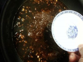 step7: 其餘的醃料汁用鑊煮滾,用1茶匙生粉埋芡熄火