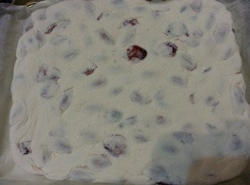 step5: 將糖團壓成方塊，厚薄隨個人喜歡。放入雪櫃數分鐘，取出。(冬天就不需要雪)