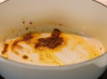 step1: 粉絲浸軟 / 蝦去腸洗淨備用
下油、把黃咖哩及半盒椰漿爆香