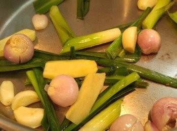 step3: 大蒜中段留少許備用, 用少許油爆香<span class="group_2">香料</span>。