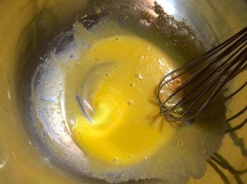 step2: 蛋黃三顆加入2大匙砂糖（約35克），用打蛋器打發，手動或電動攪拌器皆可