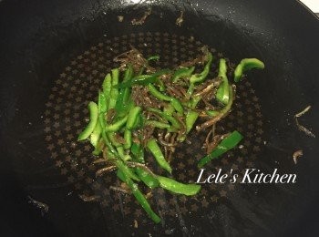 step2: 接著放入小魚乾炒香