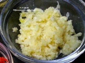 step5: 蒜頭及葱頭切碎，紅辣椒切碎。