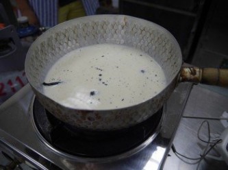 step15: 內餡: 1.將香草莢中的香草籽刮下一同放入牛奶中煮滾。