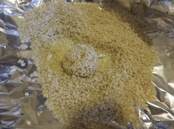 step4: 沾上焗香的芝麻。