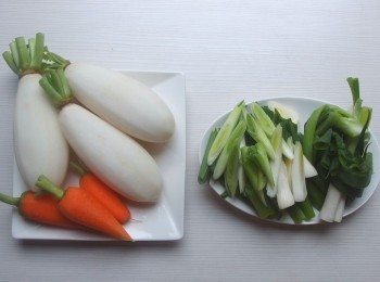 step3: 將白蘿蔔去皮切成塊狀(大塊狀),胡蘿蔔可挑選小型做配色用。青蔥捆成束狀。蒜苗切段。