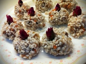 step4: 在糯米丸上放上喜氣的玫瑰花一同蒸煮,外鍋1.5杯水即可