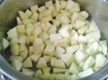 step1: <span class="group_2">蘋果蓉</span>做法：將三個蘋果切小丁塊。熱鍋下牛油，糖及蘋果粒，用中火煮十分鐘，不停攪拌