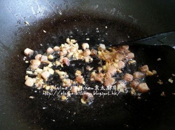 step5: 燒紅鑊 , 爆香蒜蓉及蔥段 , 再加入鹹魚爆至有香味 , 夾起蔥段棄掉