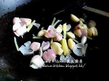 step5: 燒紅鑊 , 爆香薑絲 , 乾蔥頭 , 蒜頭有香味