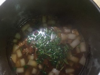 step4: 牛肉煮好之後，下蘿蔔煮十幾分鐘至蘿蔔熟軟即可，（無需蓋鍋蓋）再撒上香菜，太淡可再下鹽調味。