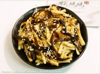 step5: 盛盤時，只要再灑上白芝麻來增色，美味度立刻提升！