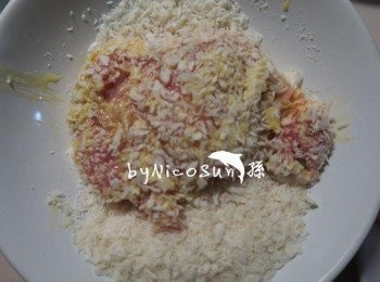 step8: 最後沾上麵包粉.用手按壓緊