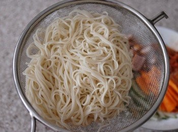 step1: 先用沸水煮麵條，用冷水沖幾次，瀝乾水份備用