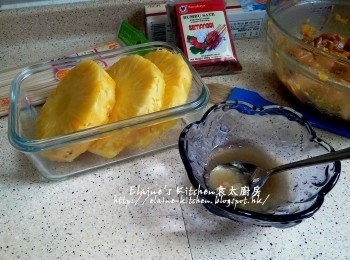 step6: 翌日將已醃一晚的雞脾肉放回室溫靜待10分鐘 , 蜜糖加少許水拌勻