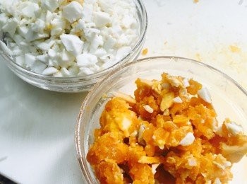 step1: 咸蛋先蒸熟，然後將3隻咸蛋黃及1隻咸蛋白分別切碎，備用。