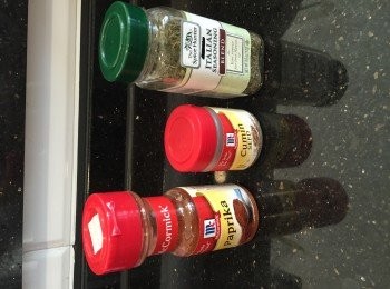 step1: *牛肉醬做法：
1.紅腰豆隔水，備用。
2.洋蔥碎、蒜蓉炒香，加入牛肉碎炒至熟透。
3.加入所有<span class="group_2">調味料</span>和80ml嘅水，煮至八成乾，代涼，備用。