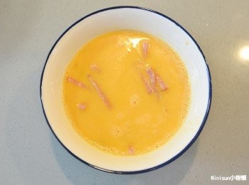 step4: 將切絲火腿全丟入蛋液攪拌均勻