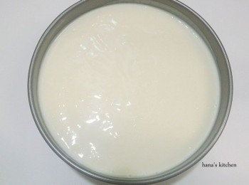 step9: 再將乳酪倒入模型中放入冰箱一晚冷藏到完全固定為止.