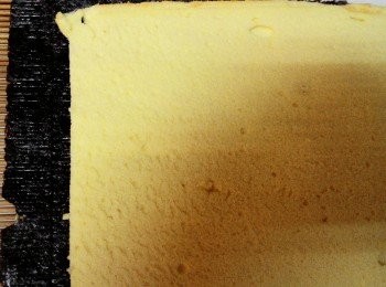 step2: 準備好捲壽司的竹簾,先放上海苔片在放上蛋糕片