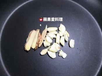 step3: 平底鍋放少許油，放入薑和蒜，開中火爆香。