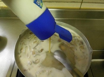 step3: 煮水滾後放入濃湯塊，滾到濃稠後加少許的煉乳