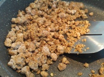 step4: Beyond Beef 炒熱後加入茄汁,不喜歡微辣可以不加是拉差醬。