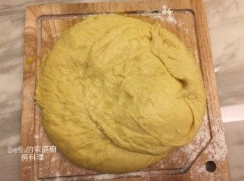 step4: 麵糰表面抹少許橄欖油，用盆子蓋住，在室溫進行發酵1-3小時，麵糰約變成原來的2倍大