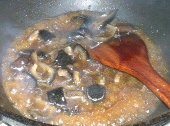 step7: 接著放入<span class="group_2">醬料</span>滾煮，試一下味道是否夠?再斟酌調味