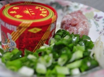 step1: 準備新東陽辣味肉醬、少許絞肉、蔥花、薑絲