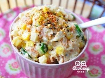 step7: 燥熱的天氣，最適合來一大杯消暑的創意薯泥沙拉!