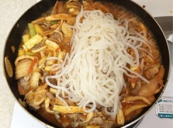 step4: 熱鍋後倒入約2湯匙沙拉油，待油微微冒煙後，將豬肉片、玉米筍及秀珍菇下鍋快炒30秒至肉片半熟。將蒟蒻雪麵及泡菜放入炒鍋中，攪拌均勻後，大火快炒至肉絲全熟，加醬油及砂糖拌勻後湯汁收乾即可。