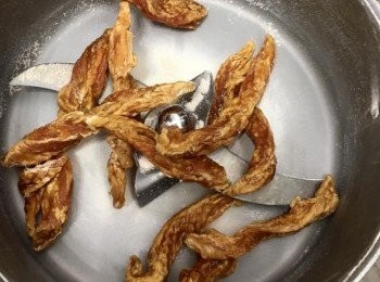 step4: 將乾雞柳放入磨粉機打成粉末
