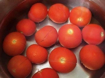 step2: 撈起後置入冰水中較易剝皮。