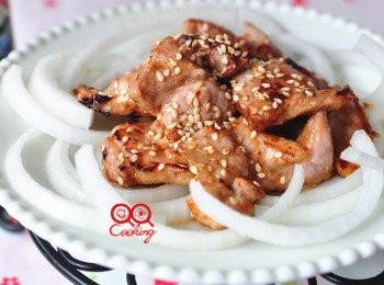 step4: 擺盤後，灑上白芝麻，一道省時的美味料理就完成囉! 好吃的秘密全在【李錦記舊庄特級蠔油】!