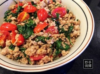 step8: 九層塔葉其實蠻快就會縮小的,這時候香氣就非常濃郁了,
炒到微微縮小之後再迅速放入番茄繼續炒勻即可,
番茄不用炒得太爛,差不多表面有點微皺吸入醬汁並且有釋放出番茄的酸味即可~