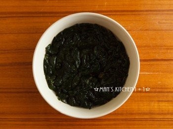 step3: 準備一碗溫水(手摸微燙即可)，將海帶芽泡開(約10分鐘)。