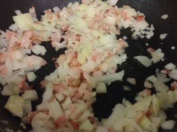 step1: 洋蔥先用牛油爆香加入煙肉粒炒好備用。薯仔用錫紙包好後用空氣炸鍋或焗爐焗約半小時以上先熟透。