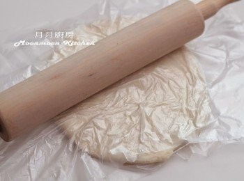 step7: 把麵糰翻麵，放入保鮮袋中。