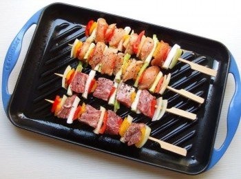 step3: 將烤盤熱鍋後,淋上少許橄欖油,將肉串及海鮮串依序放上烤盤,兩面煎熟至焦香即可