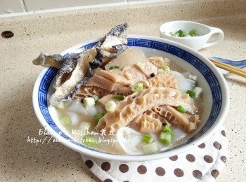 step14: 食剩的蘿蔔金錢肚放入雪櫃一晚 , 翌日簡單加入河粉及幾塊炸魚皮又一餐