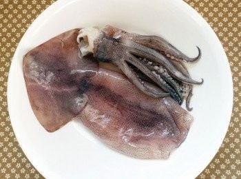 step1: 先去除魷魚的內臟,處理乾淨.