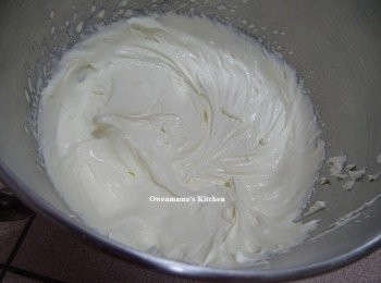 step2: 淡忌廉打至７成起，加入鍊奶，雲呢拿油，再打至杰身