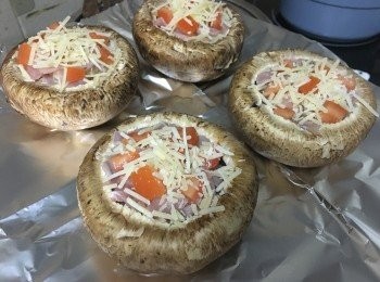 step2: 煙肉，洋蔥，蕃茄切粒, 釀入菇中，加入適量調味