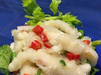 step3: 將辣汁與<a href="https://bit.ly/3kLFTWO" target="_blank" data-keyword="雞腳" class="guide-link"><strong>雞腳</strong></a> <span style="display:inline-block;vertical-align:middle;margin-top:-3px;color:initial;border-radius:3px;padding:2px 3px;font-size:12px;line-height:14px;background:#87d300;color:#fff;">即買</span> 混合拌勻！放入雪櫃雪一小時後加入洋蔥和芹菜拌勻，再放入雪櫃雪約2小時，食得！（約想更好味，雪一晚更入味！）